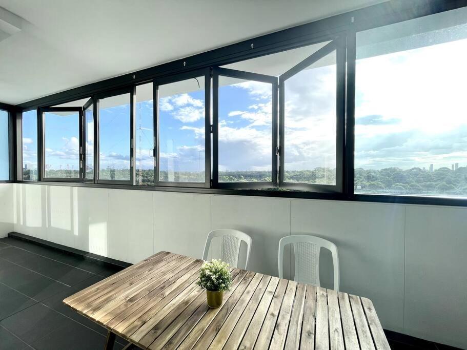 High Floor Skyline View 2br Close2olympic Park Sydney