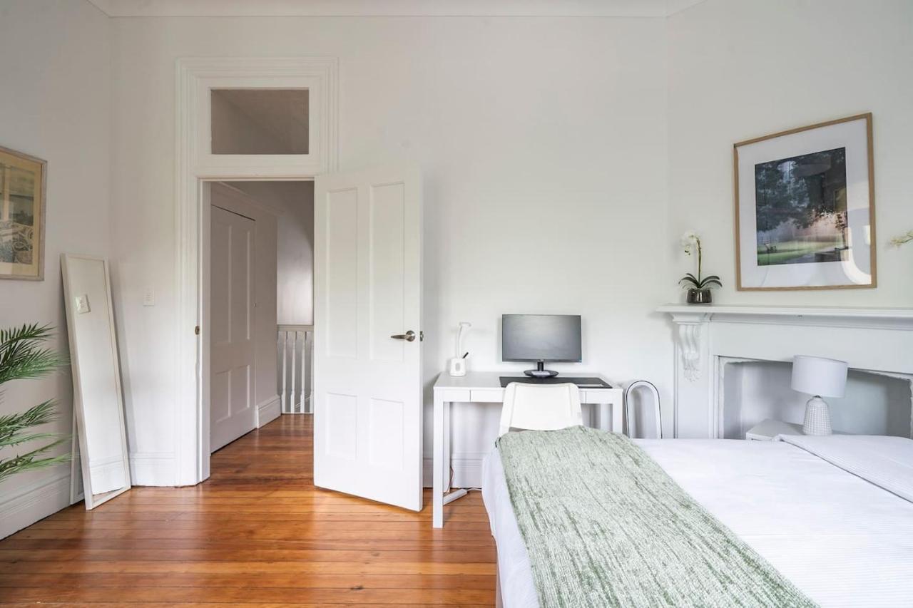 Casa de férias Newtown Nest - Chic Terrace Living Off King Street *