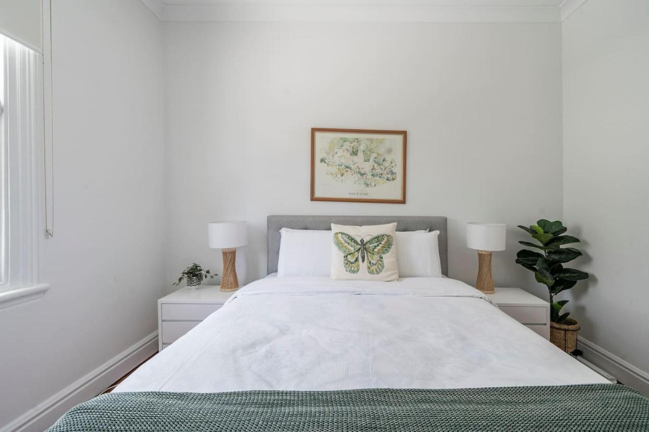 Newtown Nest - Chic Terrace Living Off King Street Sydney