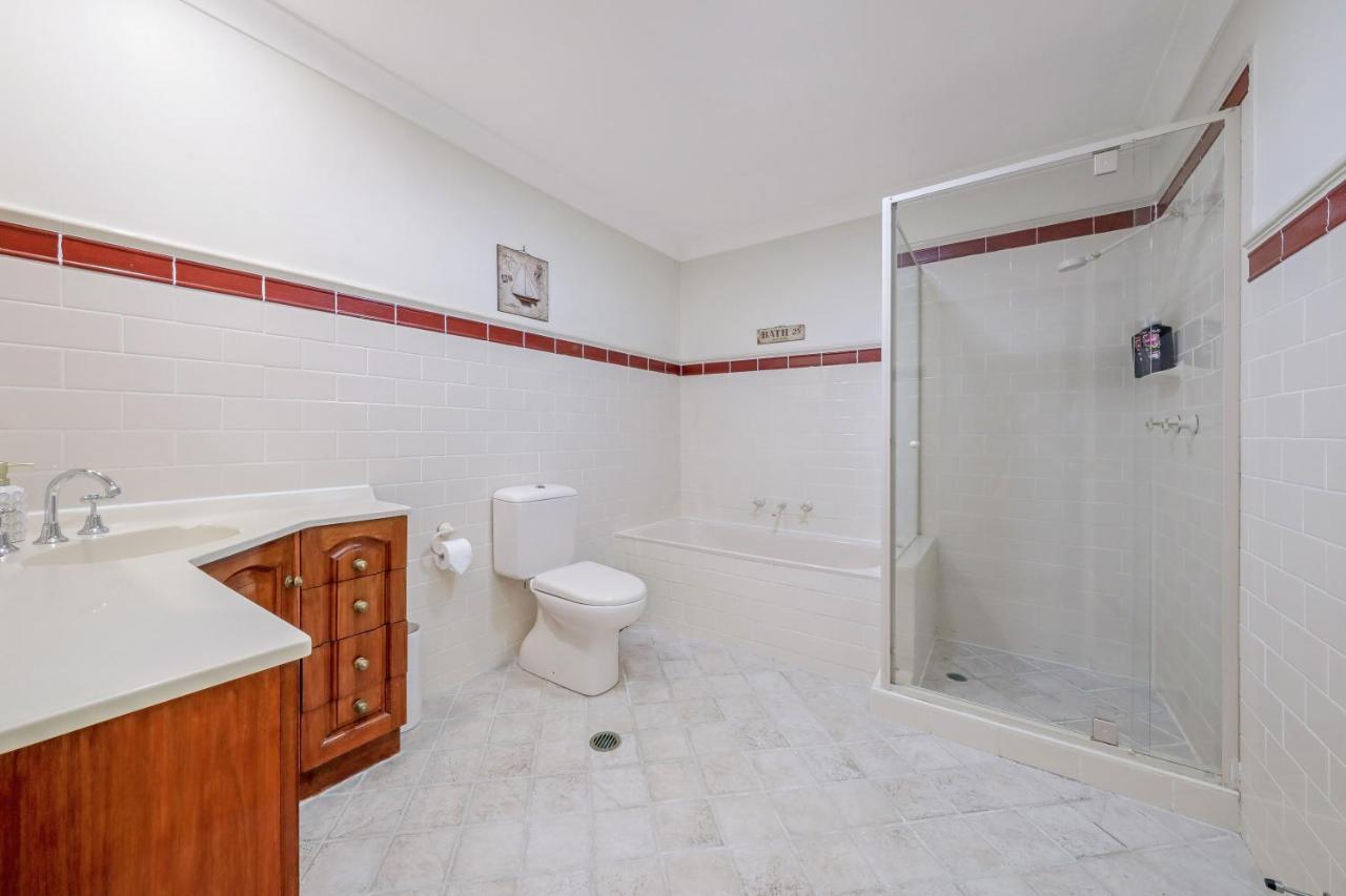 Villa Eastwood Central, Walk To Station & Shops, Drive To Olympic