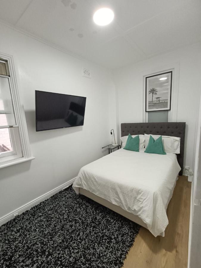 Lovely 1min Walk To Station With 55inch Tv Homestay