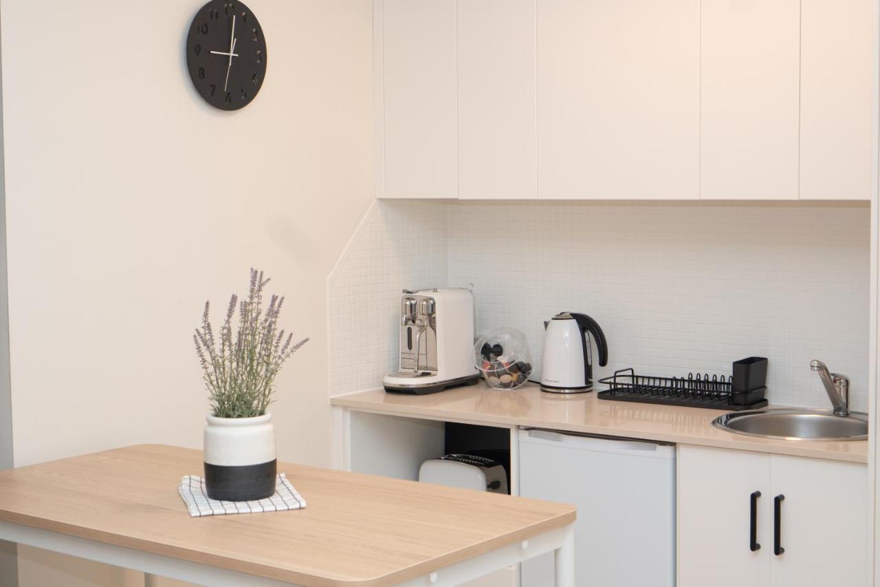 Prime Spot: Modern Studio+balcony Darling Harbour Apartment