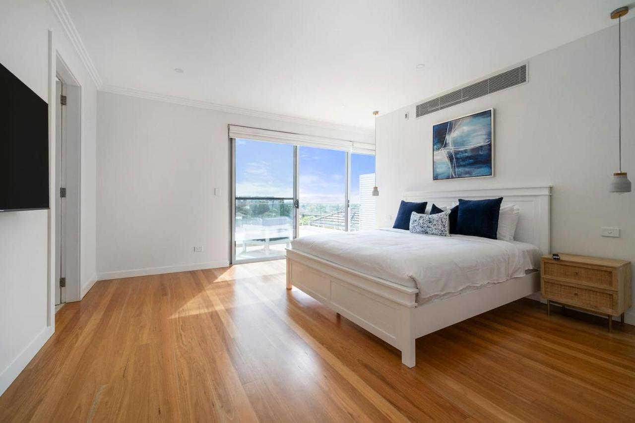 'starlight' A Slice Of The Hollywood Hills In Bexley Villa Sydney