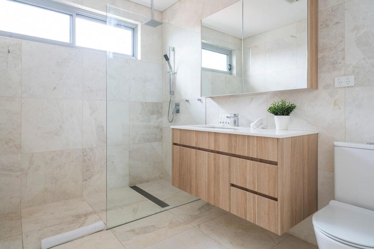 Villa 'starlight' A Slice Of The Hollywood Hills In Bexley Sydney