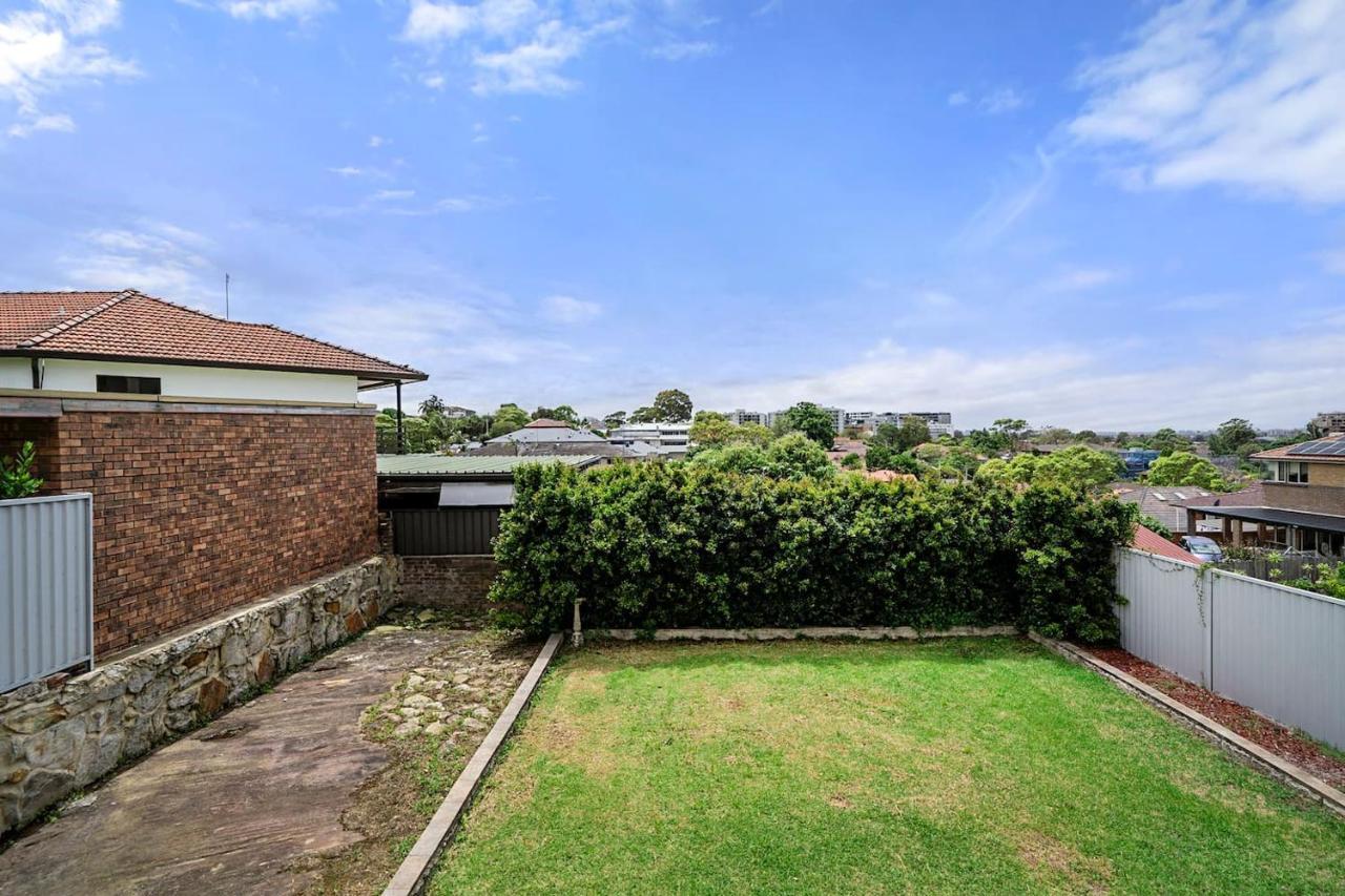 'starlight' A Slice Of The Hollywood Hills In Bexley Sydney