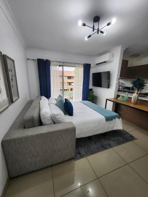 Chic Boutique 2br Walk To Station W/ Parking * Sydney