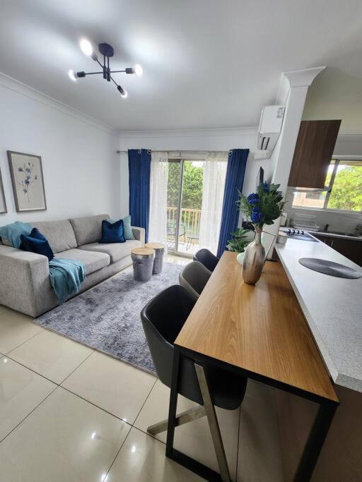 Chic Boutique 2br Walk To Station W/ Parking Apartment