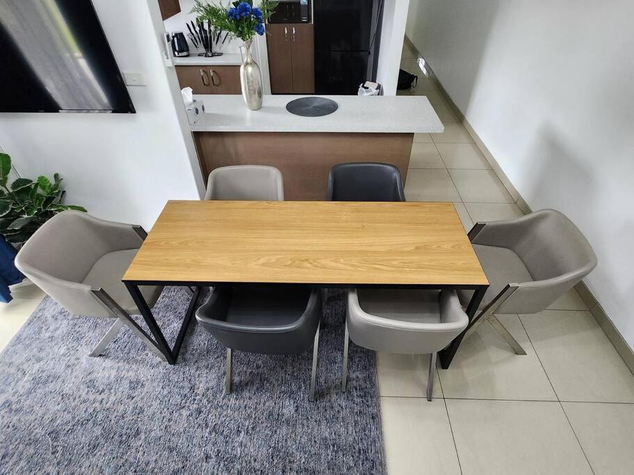 Chic Boutique 2br Walk To Station W/ Parking Apartment