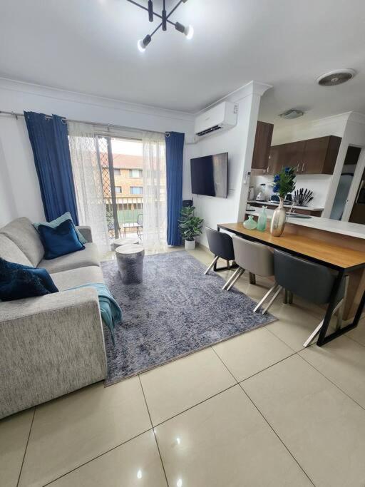 Apartment Chic Boutique 2br Walk To Station W/ Parking *