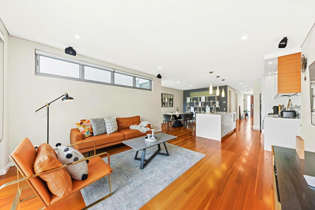 Convenient 4br With Private Pool Close To Airport Sydney
