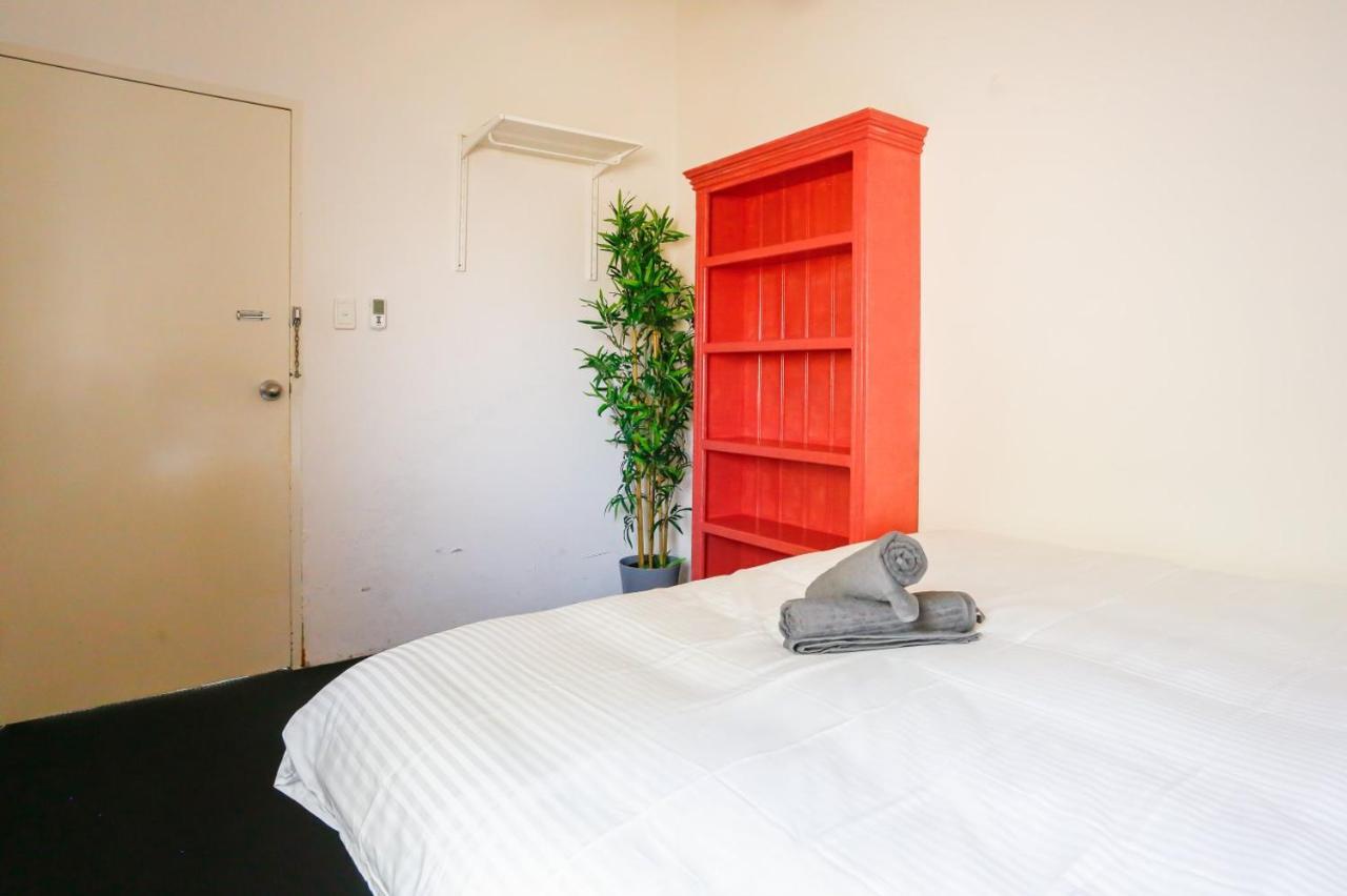 Cozy 2 Bedroom Chippendale Ii