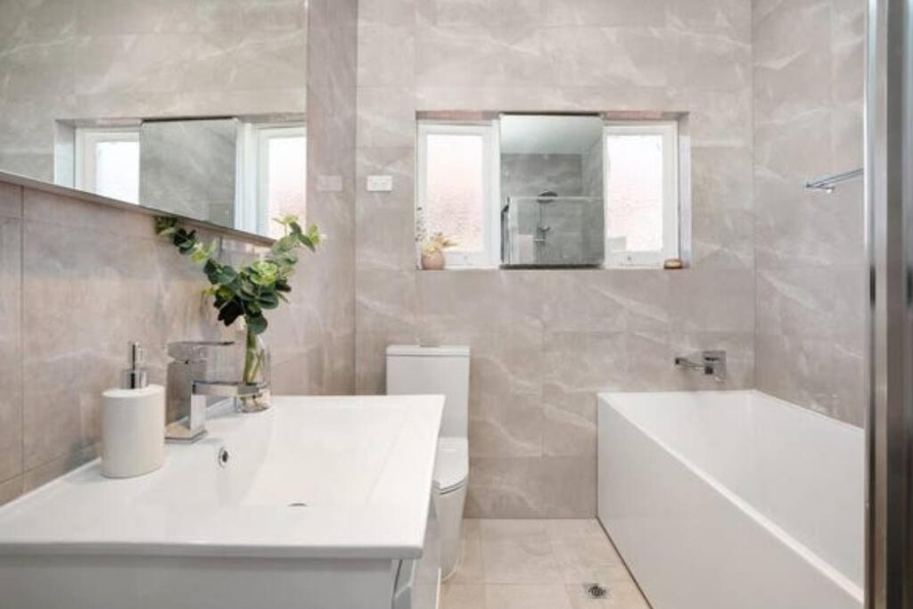 Delightful With Amazing Views! *