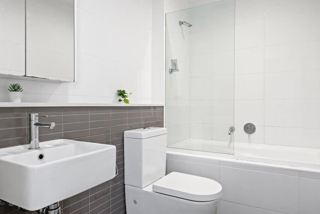 New 3br In Kingsgrove Sleeps 7 Apartment Sydney
