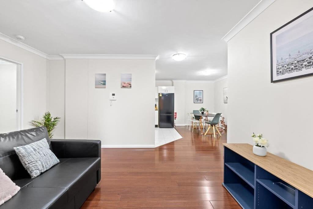 2 Bedrooms Apt In Burwood 4min To Train Sleep 6 *