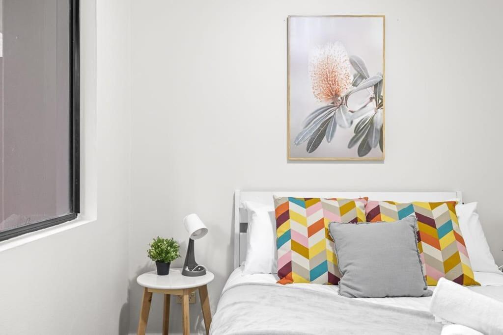 Apartment 2 Bedrooms Apt In Burwood 4min To Train Sleep 6