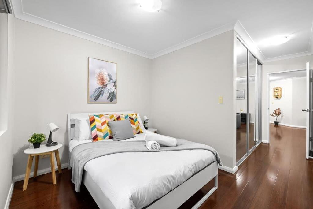 2 Bedrooms Apt In Burwood 4min To Train Sleep 6 *