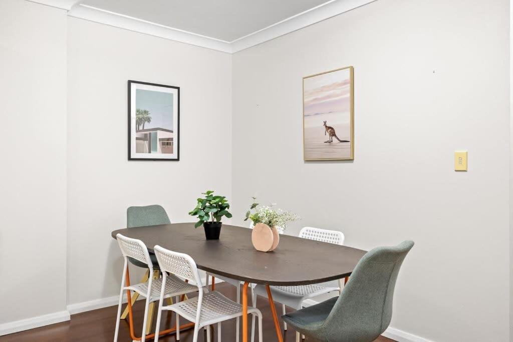 2 Bedrooms Apt In Burwood 4min To Train Sleep 6 *