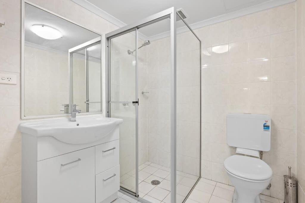2 Bedrooms Apt In Burwood 4min To Train Sleep 6 *
