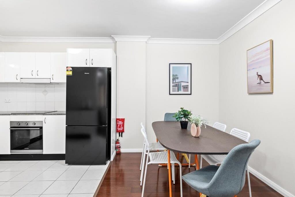 2 Bedrooms Apt In Burwood 4min To Train Sleep 6 * Sydney