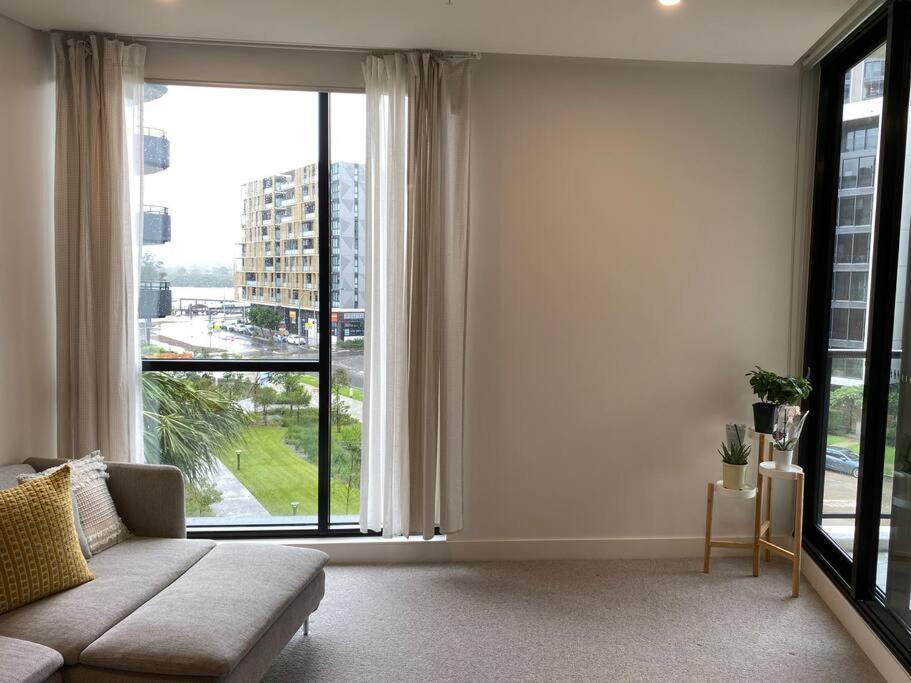 Cozy 2 Bedroom In Wentworth Point W Parking Apartment Sydney