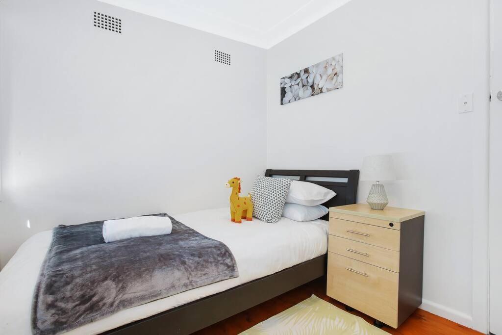 Comfy Family @ Kingsgrove Sleeps 7 With 2 Bathrooms & Parking *