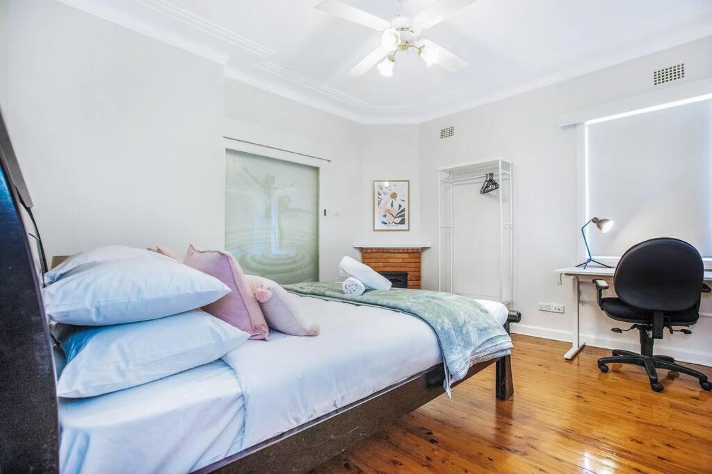 Comfy Family @ Kingsgrove Sleeps 7 With 2 Bathrooms & Parking *