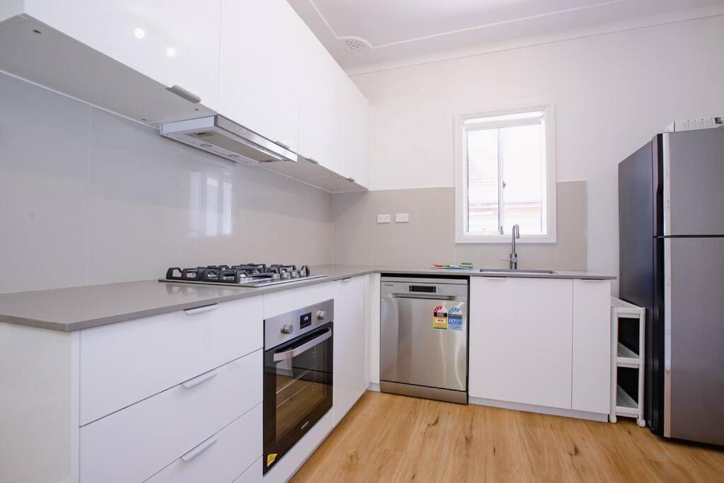 Holiday home Comfy Family @ Kingsgrove Sleeps 7 With 2 Bathrooms & Parking Sydney