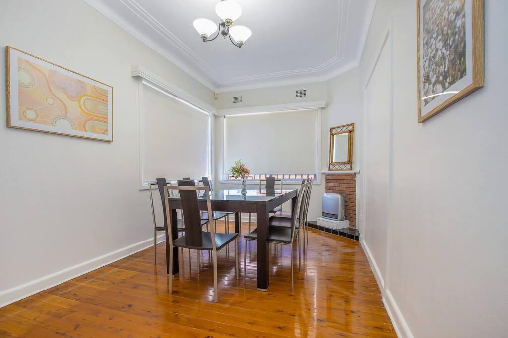Comfy Family @ Kingsgrove Sleeps 7 With 2 Bathrooms & Parking Holiday home *