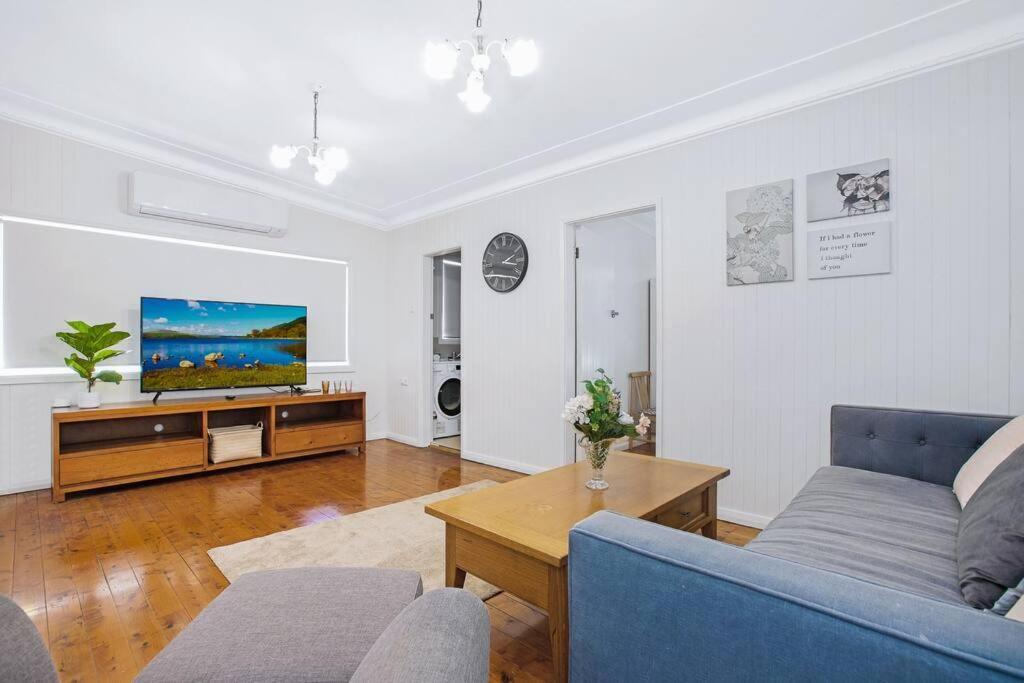 Comfy Family @ Kingsgrove Sleeps 7 With 2 Bathrooms & Parking * Sydney