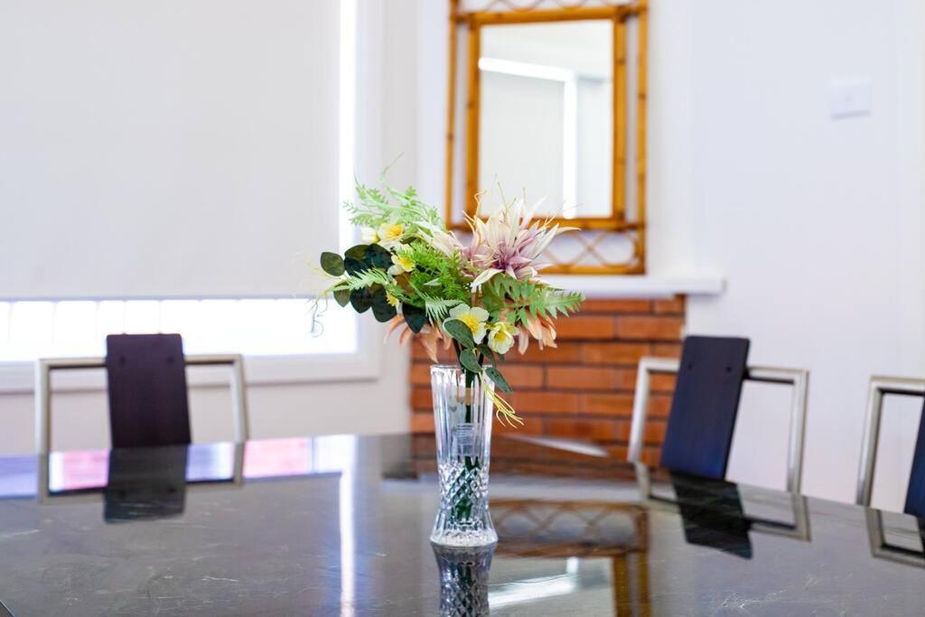 Comfy Family @ Kingsgrove Sleeps 7 With 2 Bathrooms & Parking