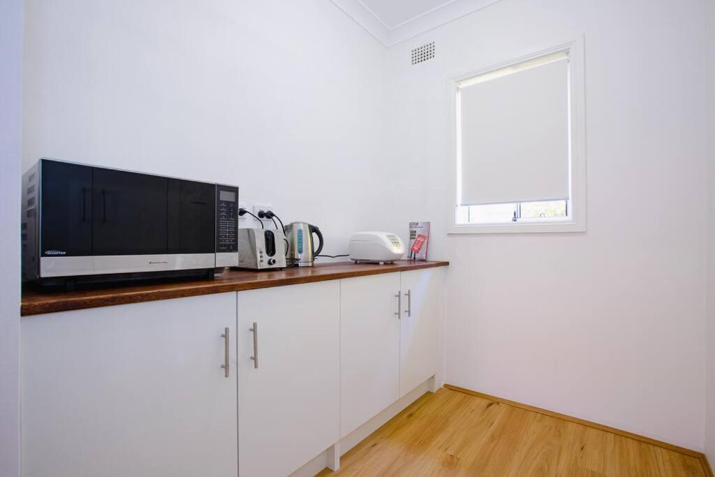 Comfy Family @ Kingsgrove Sleeps 7 With 2 Bathrooms & Parking *
