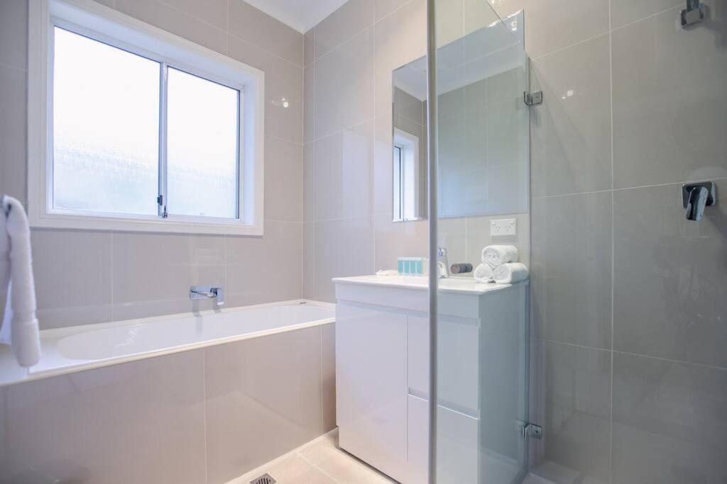 Holiday home Comfy Family @ Kingsgrove Sleeps 7 With 2 Bathrooms & Parking