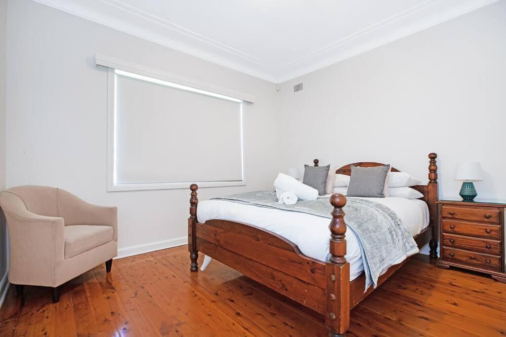 Comfy Family @ Kingsgrove Sleeps 7 With 2 Bathrooms & Parking * Sydney