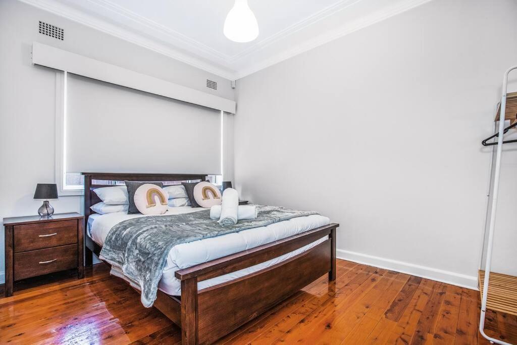 Comfy Family @ Kingsgrove Sleeps 7 With 2 Bathrooms & Parking Holiday home