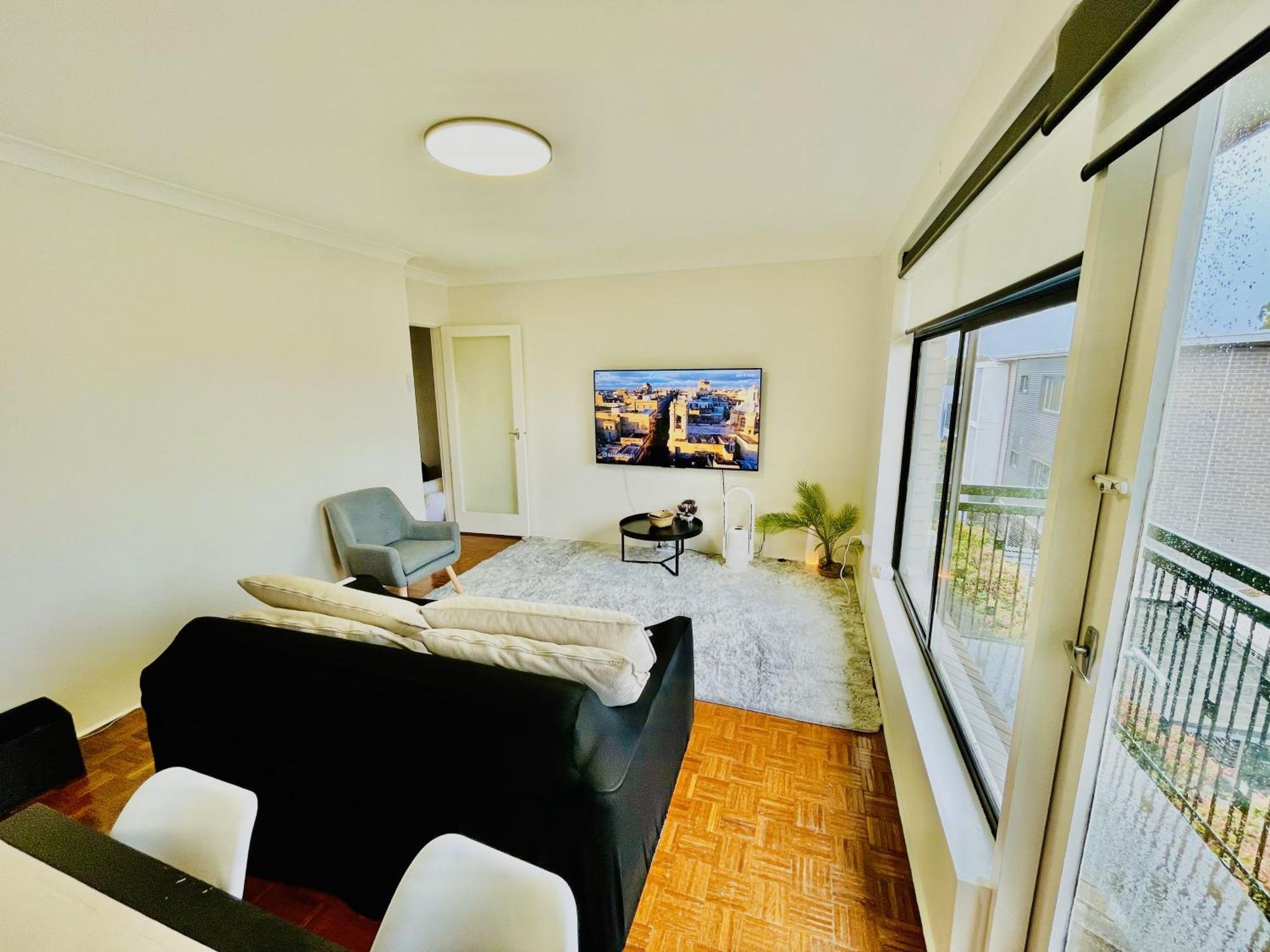Private View 1 Bed With Parking Apartment Sydney