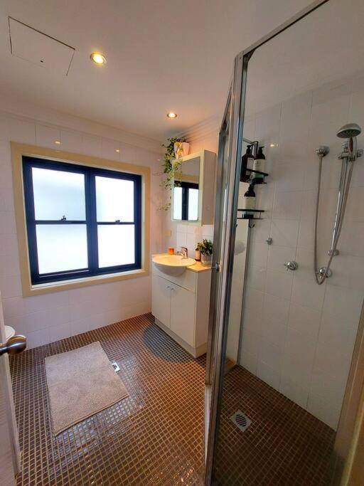 Perfect And Modern Broadway-chippendale *