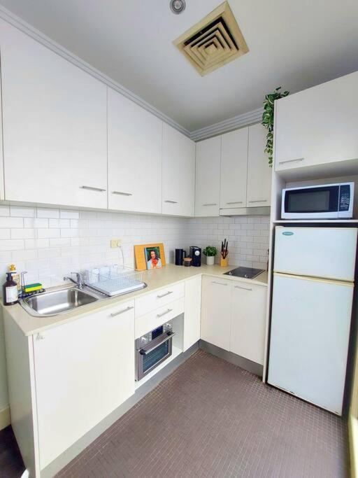 Perfect And Modern Broadway-chippendale Apartment