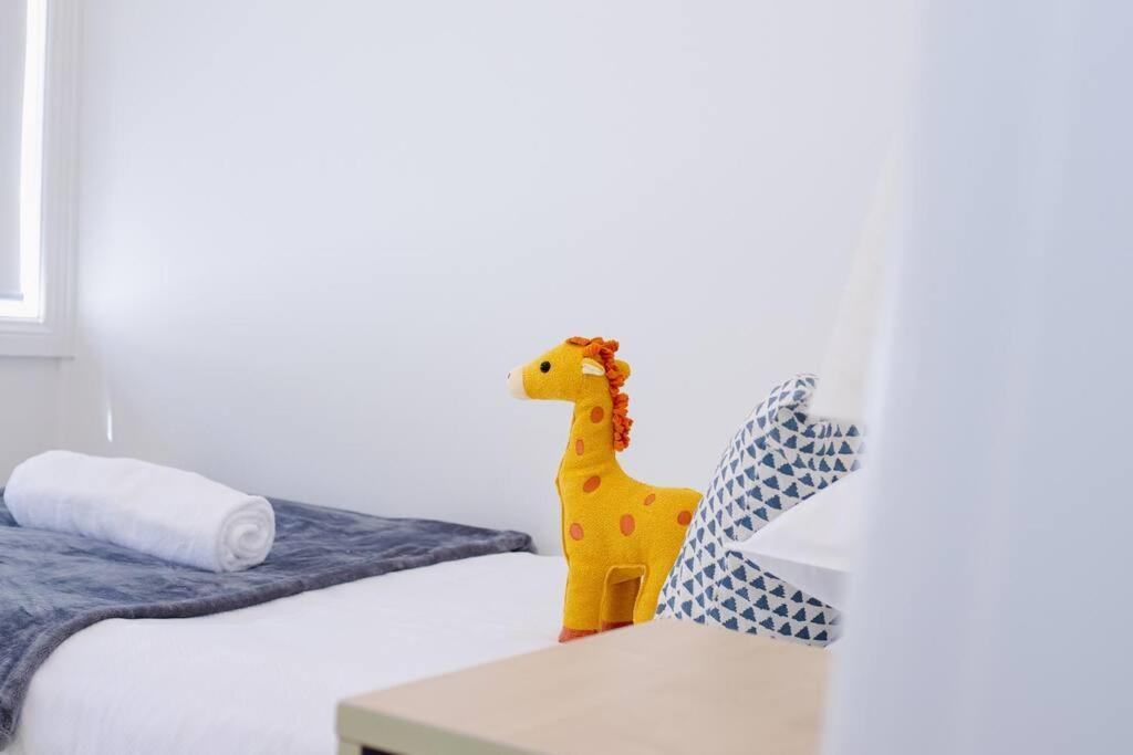 Comfy Family @ Kingsgrove Sleeps 7 With 2 Bathrooms & Parking Holiday home *