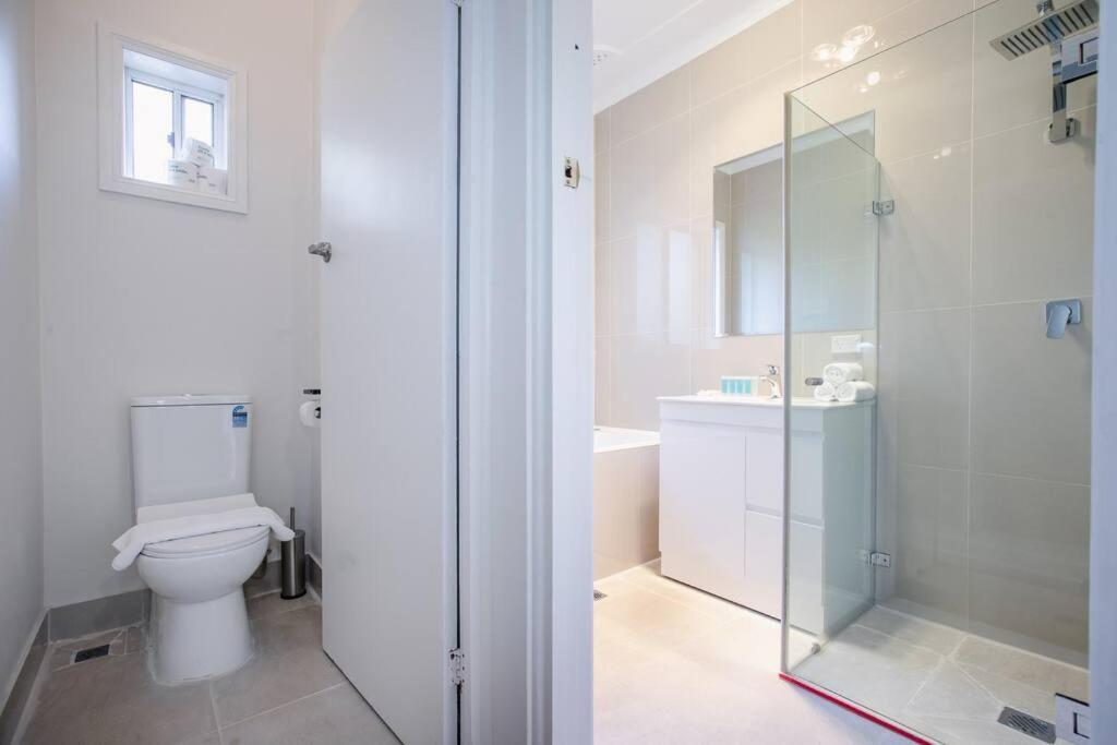 Comfy Family @ Kingsgrove Sleeps 7 With 2 Bathrooms & Parking Holiday home