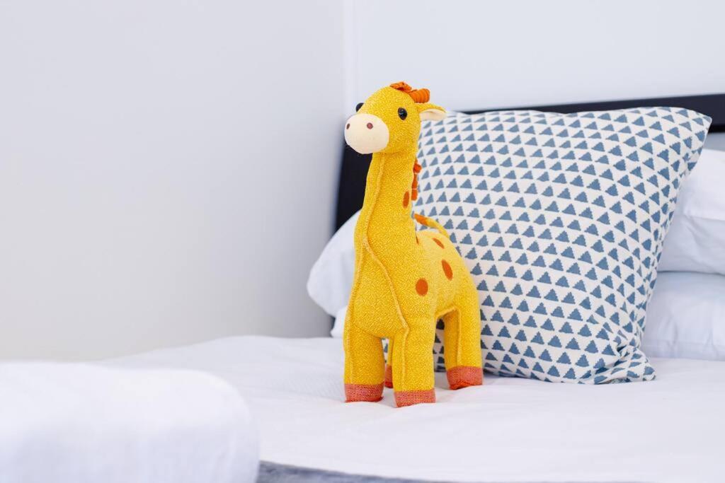 Comfy Family @ Kingsgrove Sleeps 7 With 2 Bathrooms & Parking Sydney