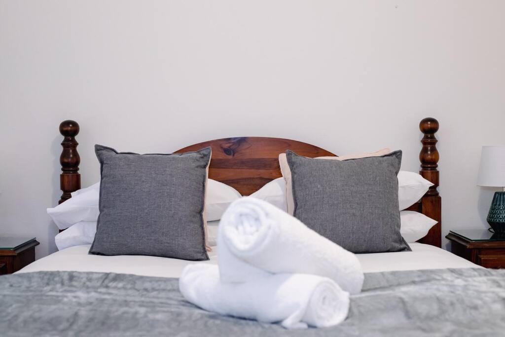 Comfy Family @ Kingsgrove Sleeps 7 With 2 Bathrooms & Parking * Sydney
