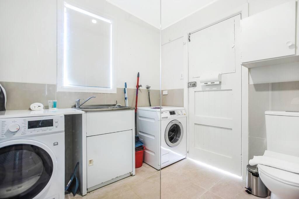 Holiday home Comfy Family @ Kingsgrove Sleeps 7 With 2 Bathrooms & Parking *