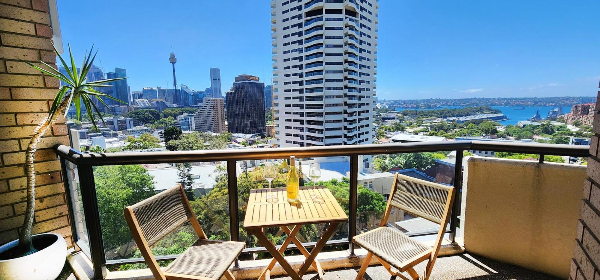 Harbour Views. Pool. Parking. 2 Balconies Sydney