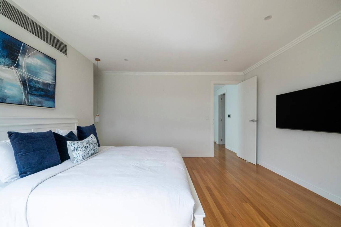 Villa 'starlight' A Slice Of The Hollywood Hills In Bexley Sydney
