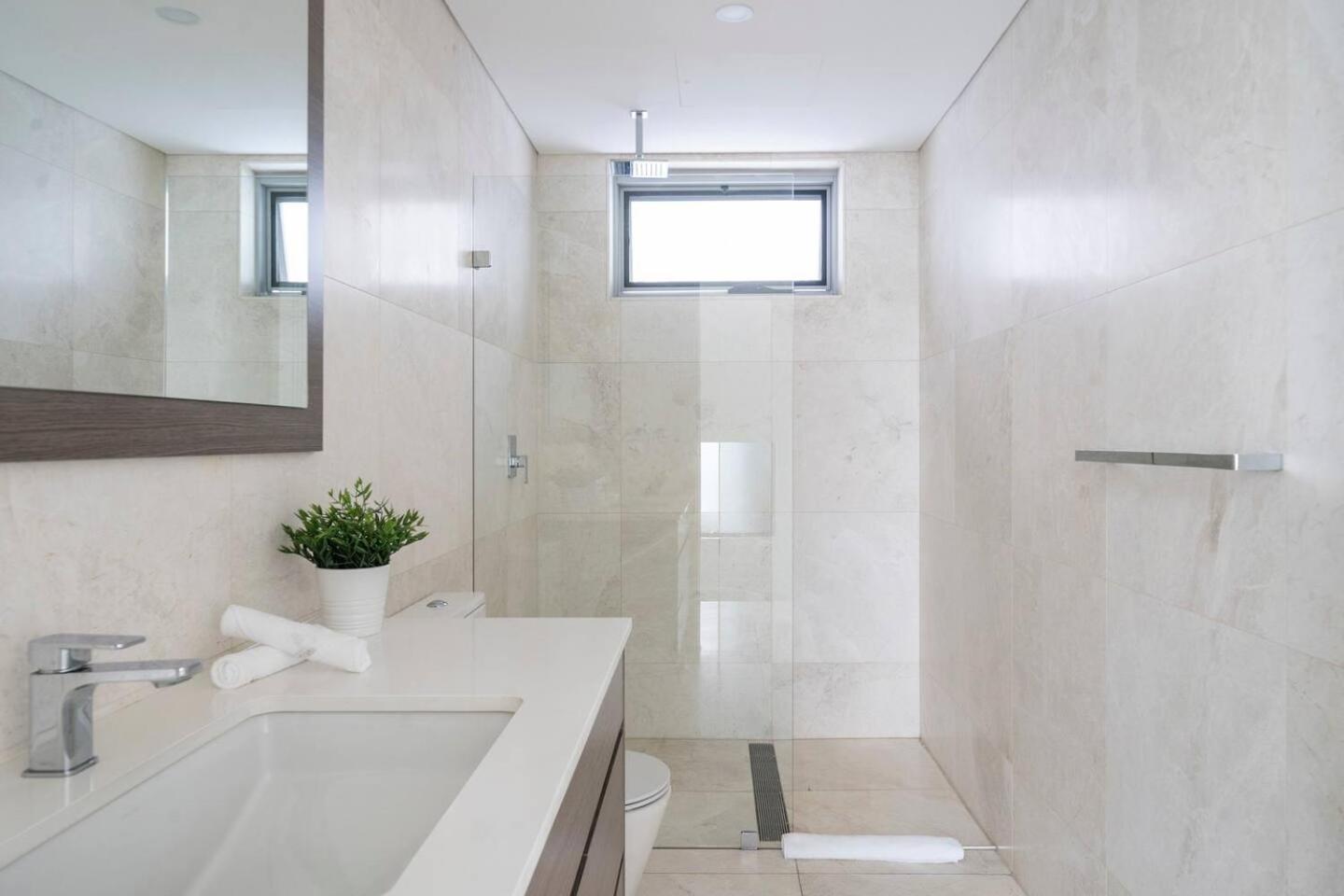 'starlight' A Slice Of The Hollywood Hills In Bexley Villa