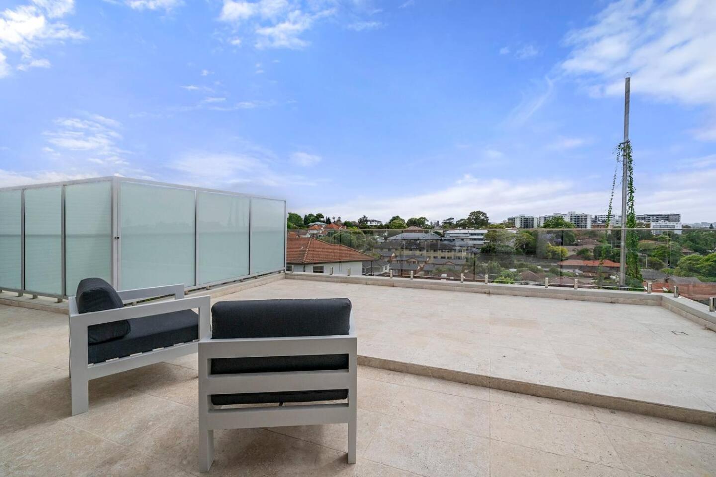 'starlight' A Slice Of The Hollywood Hills In Bexley Villa Sydney