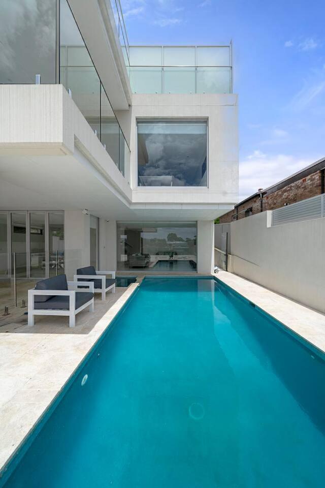 'starlight' A Slice Of The Hollywood Hills In Bexley Villa Sydney