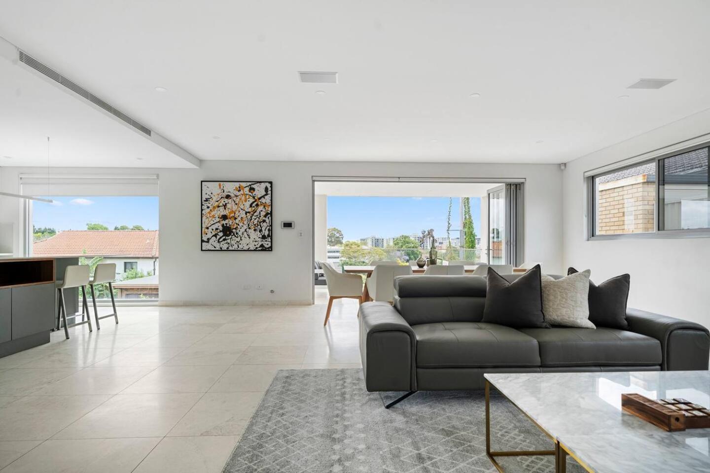 'starlight' A Slice Of The Hollywood Hills In Bexley Sydney