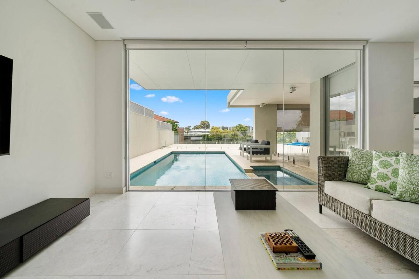 'starlight' A Slice Of The Hollywood Hills In Bexley Villa