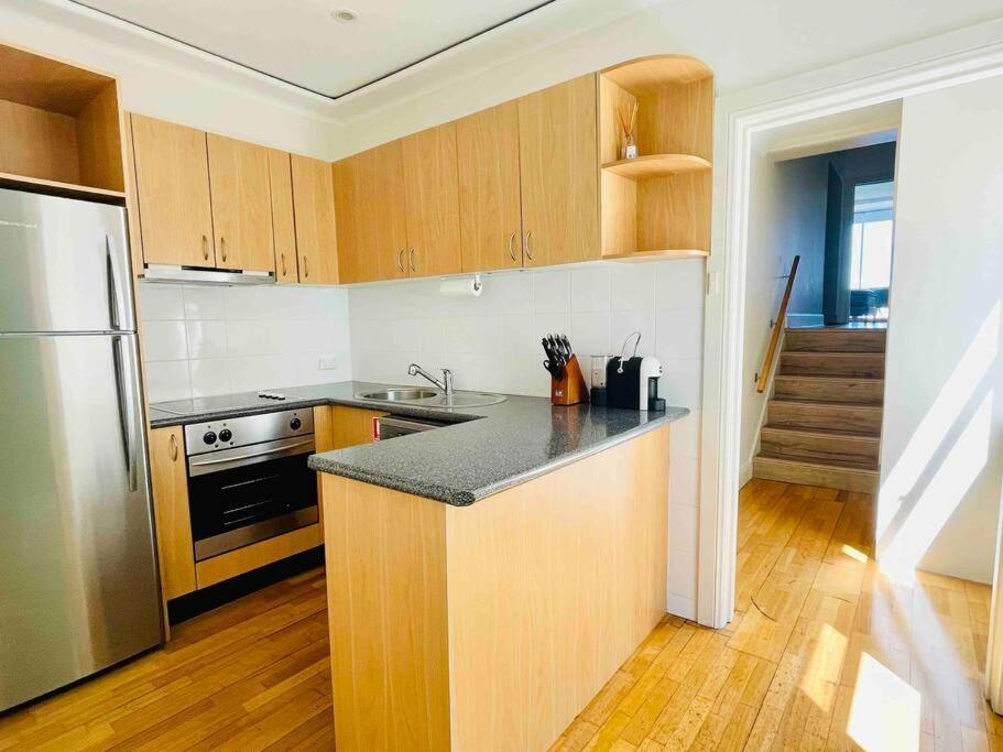 Opera & Harbour Bridge View Penthouse Apartment *